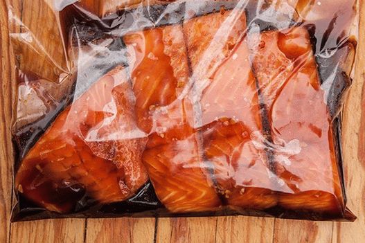Photo Fresh salmon in marinade