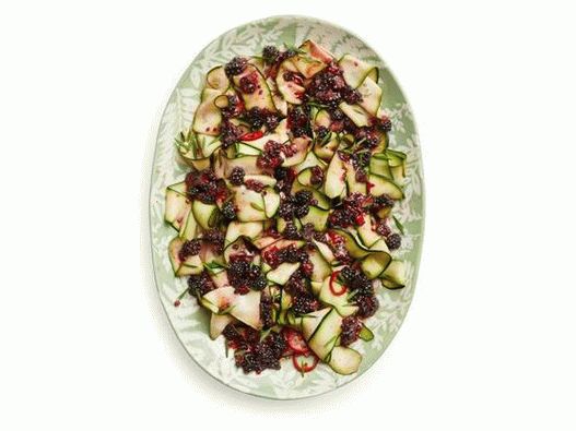 Photo Fresh Zucchini Salad with Blackberry