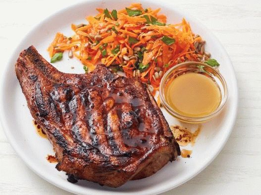 Photo grilled pork loin with carrot salad
