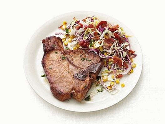 Photo Pork cutlet and cabbage salad with bacon and corn