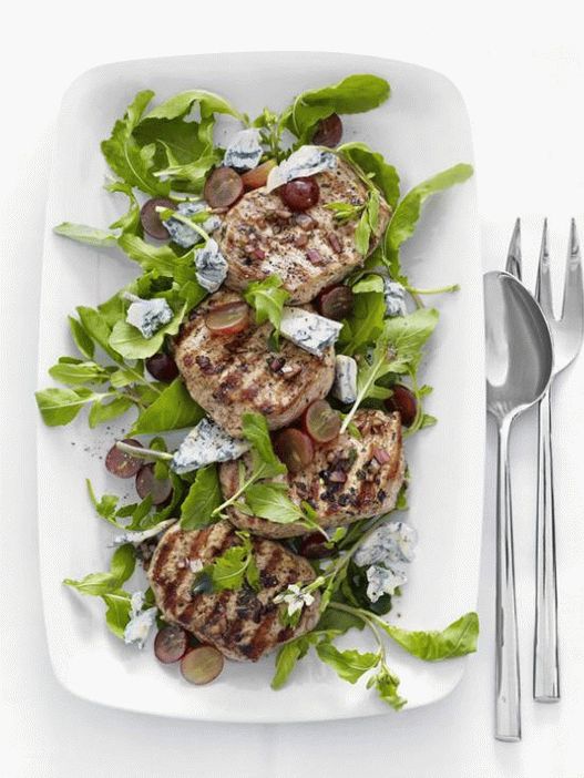 Photo Pork cutlet with arugula and grape salad