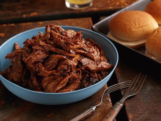 Photo Pork shoulder in beer with barbecue sauce