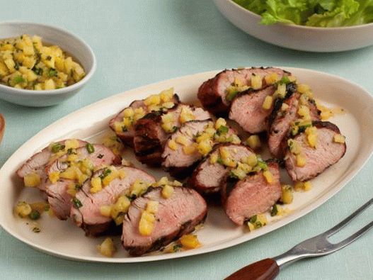 Photo Grilled pork tenderloin with pineapple-mint chutney