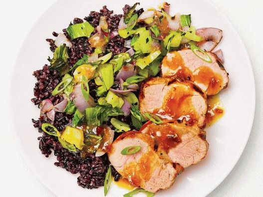 Photo Grilled pork tenderloin with black rice