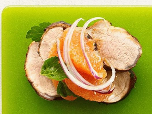 Photo grilled pork tenderloin with orange salad