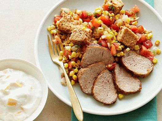 Photo Pork tenderloin with panzanella salad with corn