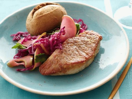 Photo Pork tenderloin with stewed cabbage and apples