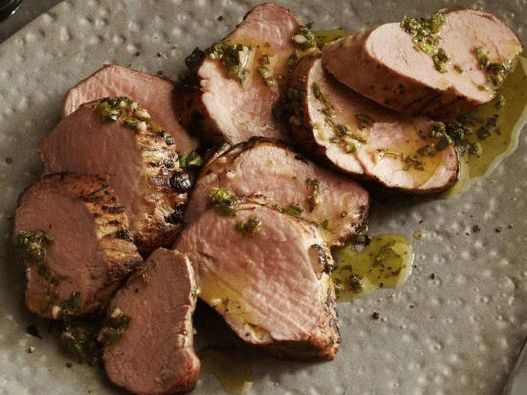 Photo pork tenderloin in chimichurri sauce