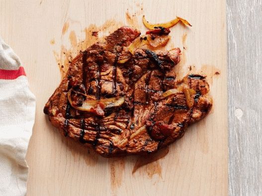 Photo Pork patties on the bone with smoked chili pepper