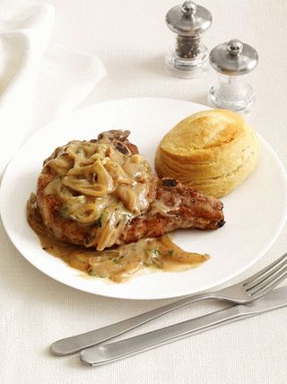 Photo Pork patties on the bone with sauce