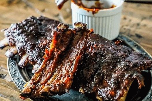 Photo BBQ pork ribs in spicy-sweet sauce