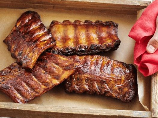 Photo Pork ribs with bourbon barbecue sauce