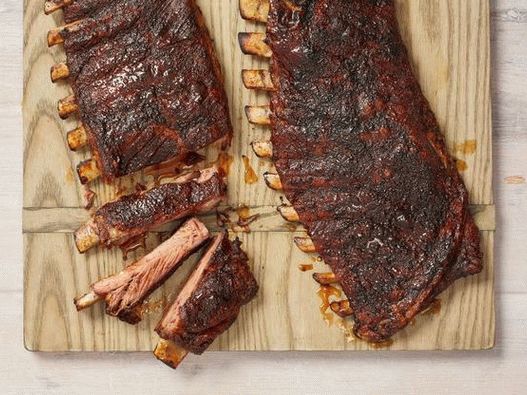 Photo Grilled pork ribs with icing jalapenos, cherries and apple juice