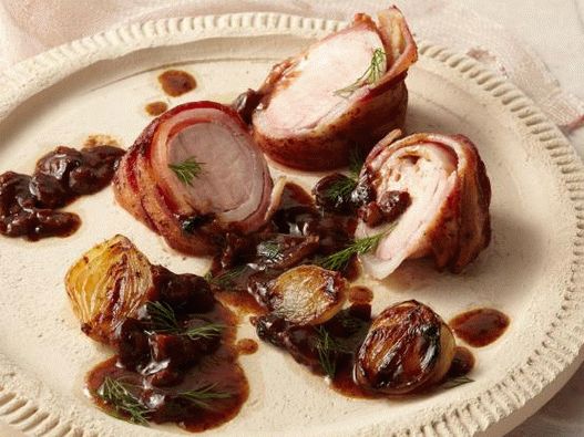 Photo Pork wrapped in bacon with cherry sauce