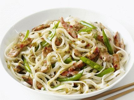 Photo Thai pork with rice noodles