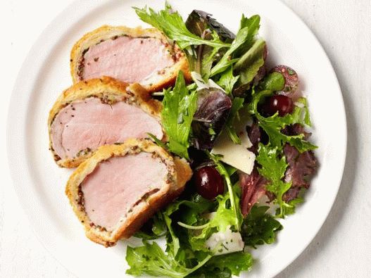 Photo Pork Wellington with herbs and grapes