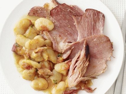Photo Stewed pork ham with beans