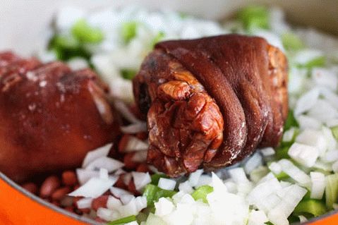 Photo Cuban-style stewed pork ham with beans
