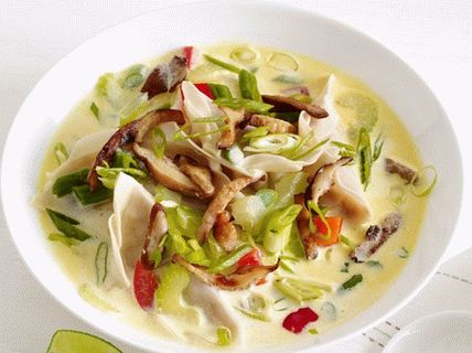 Photo Thai soup with dumplings