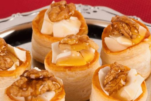 Photo of Spanish cheese and tapas with honey