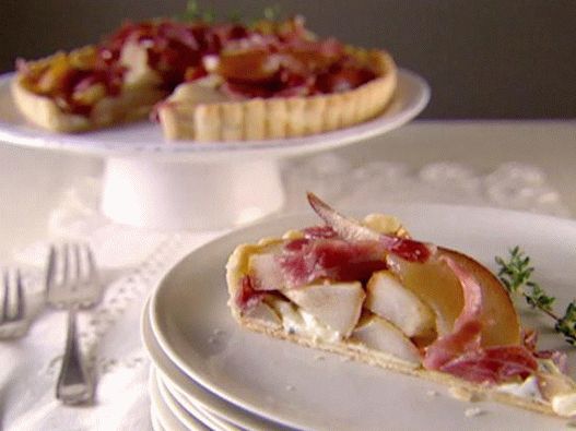 Photo of tart with pear and gorgonzola