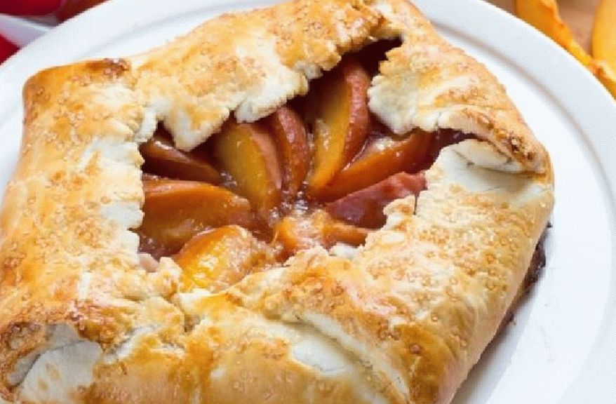 Tart with nectarine and honey