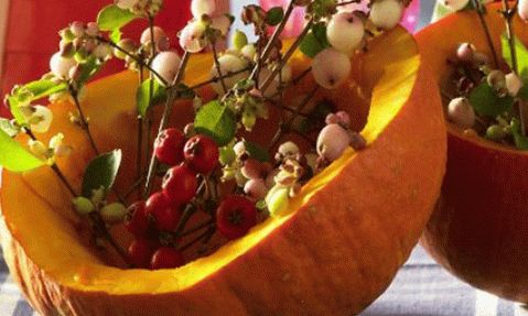 Themed table setting: golden autumn