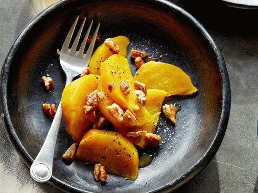 Photo Warm salad of orange and beets with maple syrup