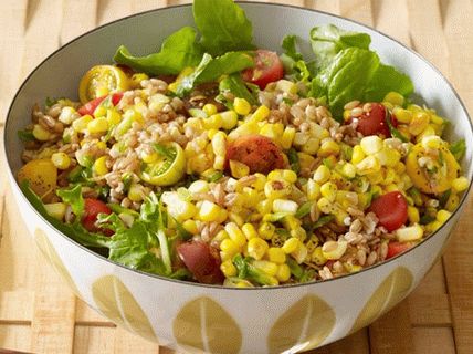 Photo Warm salad of corn and wheat grains