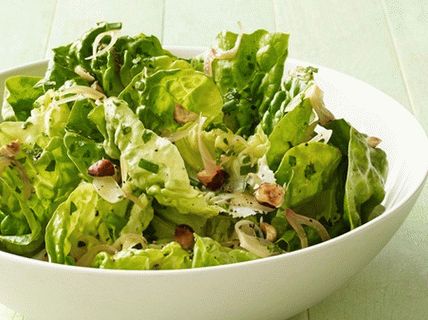 Photo Warm lettuce with nuts