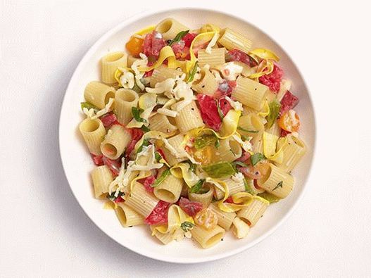 Photo Warm pasta salad with zucchini and tomatoes