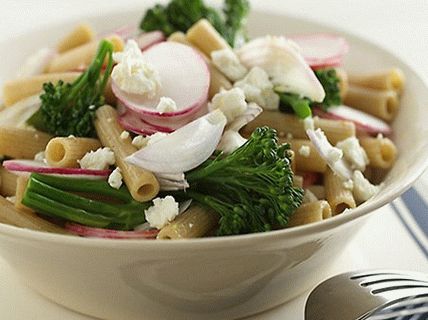 Photo Warm rigatoni pasta salad with broccoli and feta cheese