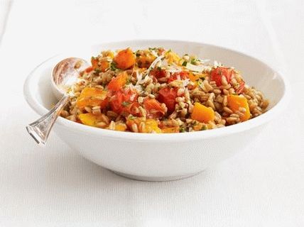 Photo Warm salad of pumpkin and wheat grains