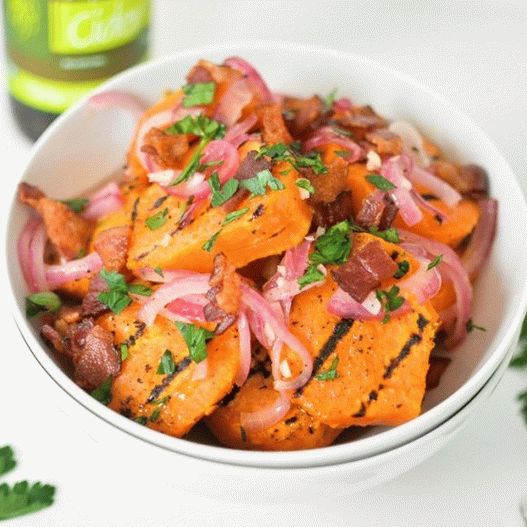 Photo Warm salad of baked sweet potato and onions