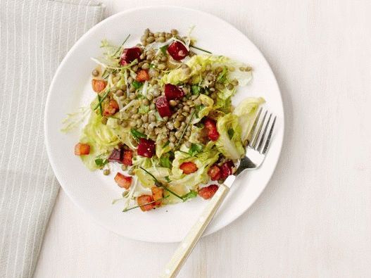 Photo Warm salad with lentils, beets and bacon