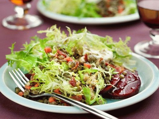 Photo Warm salad with lentils and baked beets with goat cheese