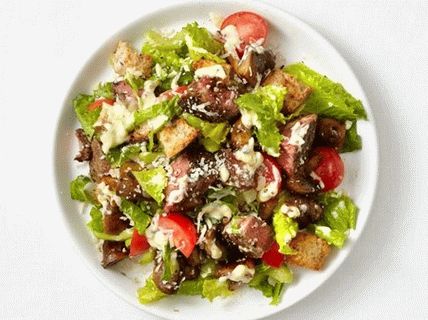 Photo Warm salad with beef and pickled peas