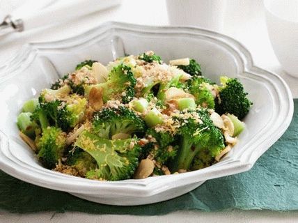 Photo Warm salad with broccoli cabbage and panko breadcrumbs