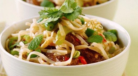 Photo Warm salad with rice noodles