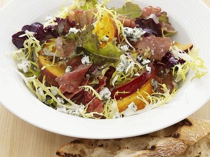 Photo Warm salad with plums and peaches