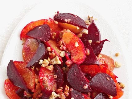 Photo Warm beetroot salad with oranges and walnuts