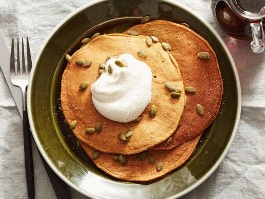 Photo Pumpkin pancakes with maple syrup