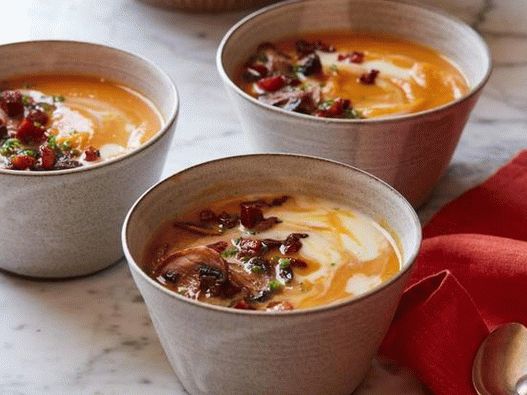 Photo Pumpkin soup puree in a slow cooker