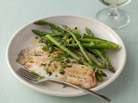 Photo Tilapia with steamed asparagus and mint