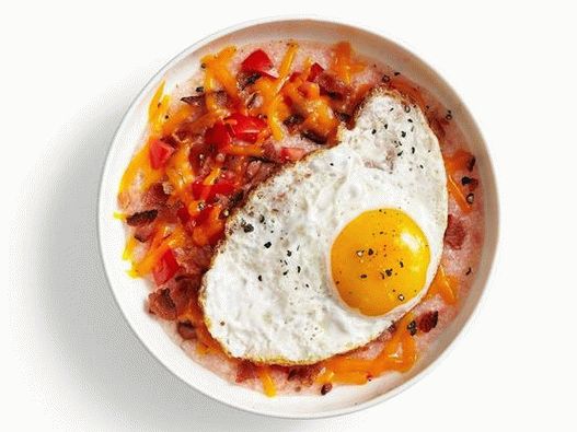 Photo Tomato corn porridge with fried egg