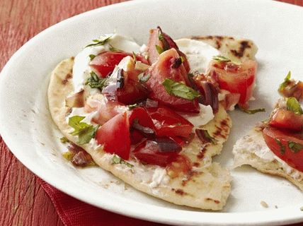 Photo Tomato salad with grilled bread