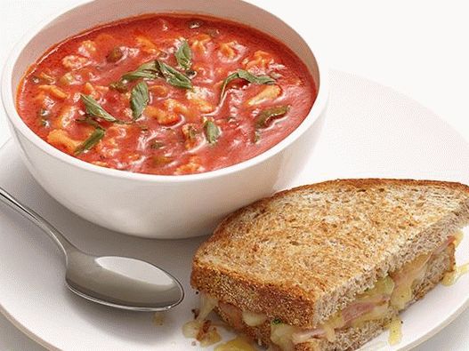 Photo Tomato soup with fresh tomato and cheese sandwiches