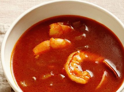 Photo Tomato soup with shrimp