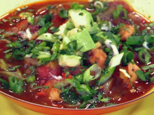 Photo Tomato tortilla soup with chicken and avocado