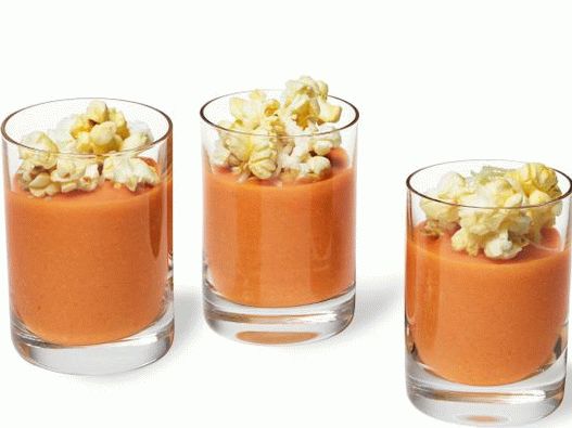 Photo Tomato-truffle soup puree in shots with popcorn